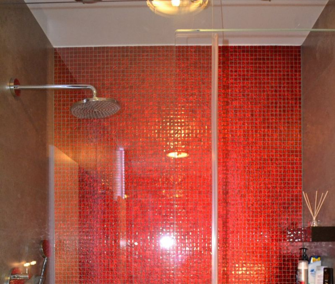 Czerwona mozaika - nietypowa aranżacja łazienki