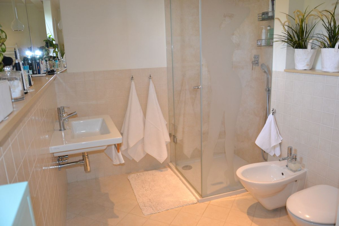 Remont przestrzeni łazienkowej: nowa kabina z niskim brodzikiem i podwieszana umywalka