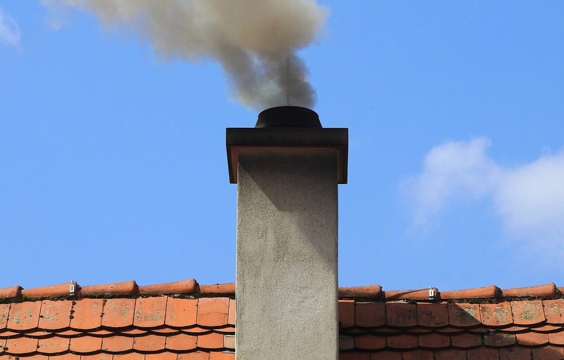 Dym z kotła sąsiada niszczy moją elewację. Co robić?