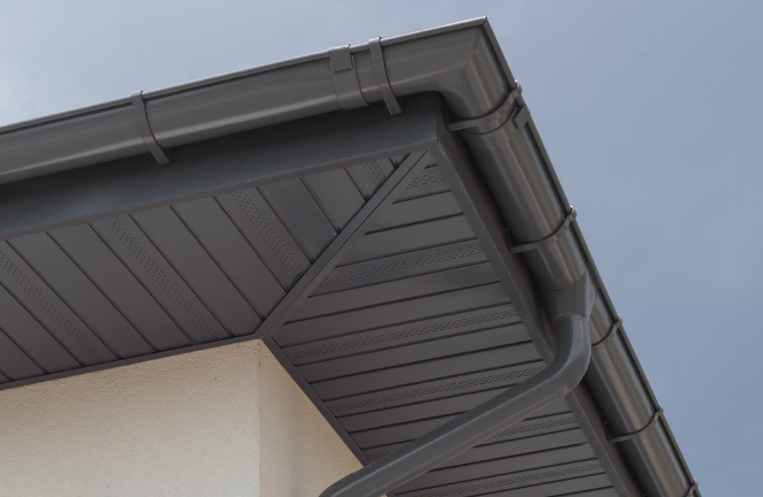Ciemny orzech - nowy kolor stalowej podbitki dachowej Soffit marki Ruukki