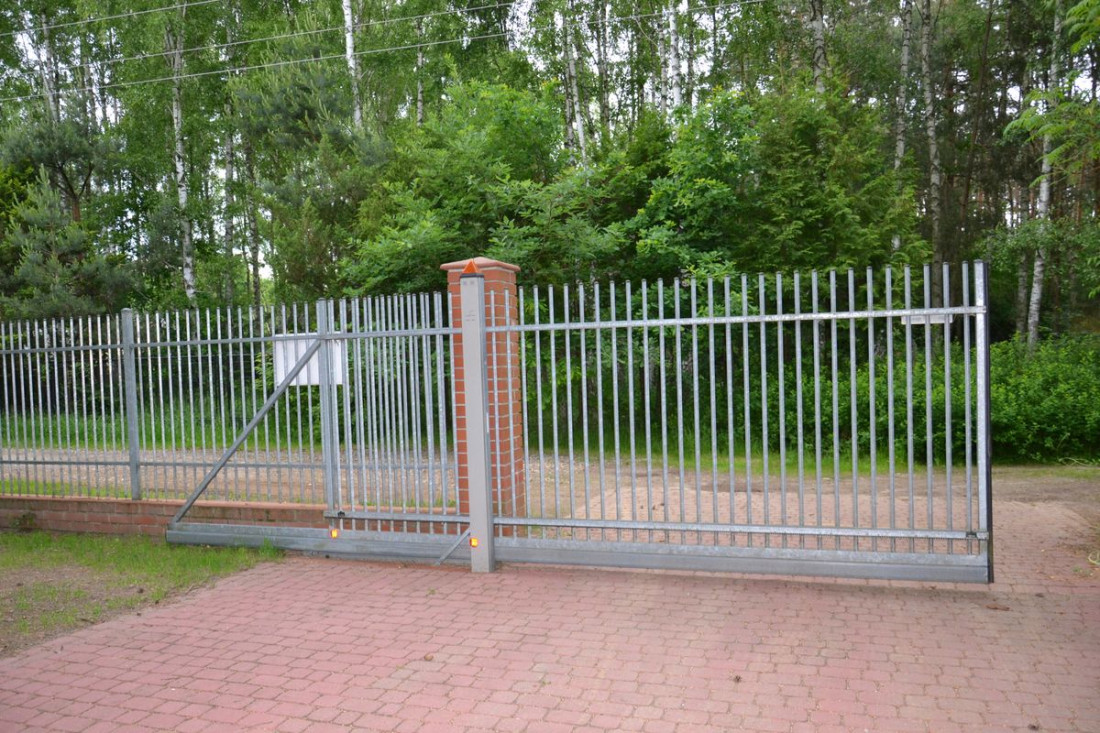 Brama przesuwna samonośna dobrze wygląda w ogrodzeniu