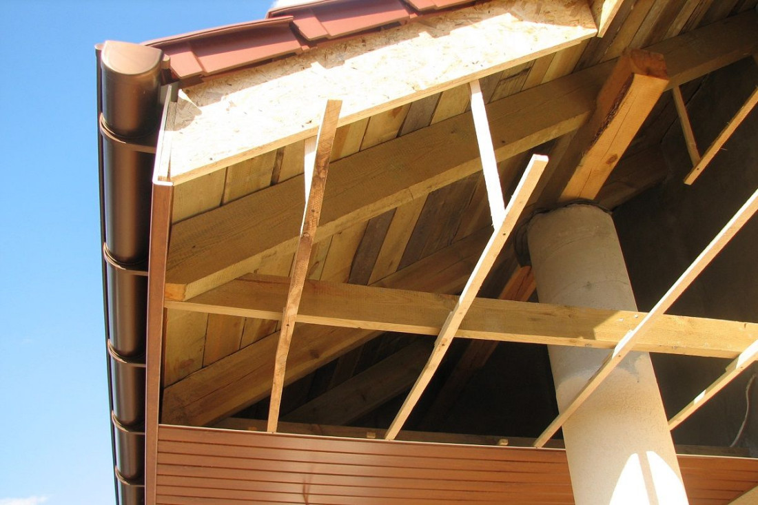 Jak montuje się podbitkę dachową?